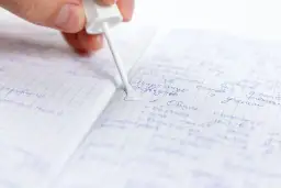 Jak zmyć korektor z twarzy i ubrań? Skuteczne metody