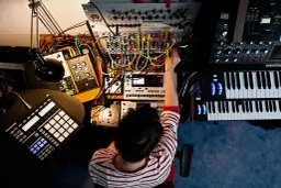 Produkcja muzyki elektronicznej: Od zera do utworu w domu!