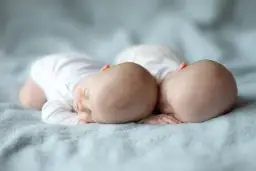 Ile pieluch dla noworodka do szpitala? Spakuj bez stresu!