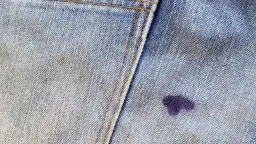 Skuteczne metody, jak usunąć klej ze spodni bez uszkodzeń tkaniny