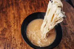 Jak zrobić makaron ramen? Sekret sprężystości i domowe kansui