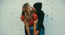 Jak zwrócić na siebie uwagę dziewczyny: 10 skutecznych porad