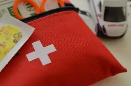 Apteczki w szkole: Czy Twoja placówka spełnia wymogi?