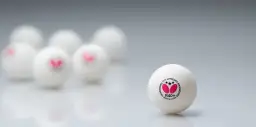 Jakie piłeczki do tenisa stołowego wybrać, by nie żałować?