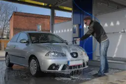 Lśniące auto z myjni bezdotykowej: jak myć bez rys i zacieków?