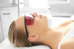 Depilacja twarzy: Wybierz idealną metodę. Przewodnik ekspertki!