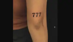Tatuaż 777: Symbolika od aniołów po jackpot. Co oznacza?