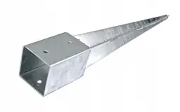 Metalowa kotwa wbijana z kwadratową podstawą i ostro zakończonym szpicem.