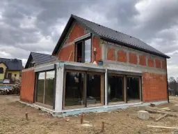 Dom drewniany czy murowany? Porównanie kosztów, trwałości i komfortu