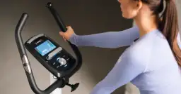 Czy rower stacjonarny odchudza? Sprawdź, jak skutecznie schudnąć