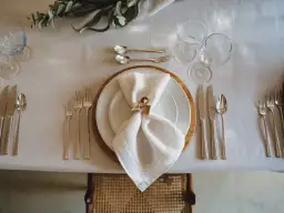 Jak kłaść serwetki na stole, aby zachwycić gości i uniknąć faux pas