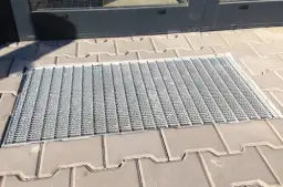 Wycieraczki zewnętrzne metalowe: trwałość i czystość w budynku