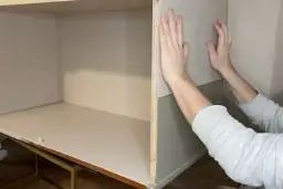 Naprawa okleiny meblowej: odnów meble krok po kroku!