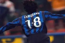 Piłkarz z numerem 12, Ivan Zamorano, w koszulce Interu.