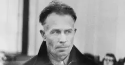 Portret Eda Geina, seryjnego mordercy, którego zbrodnie inspirowały horrory. Jego ofiary stały się częścią jego mrocznego świata.