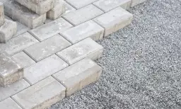 Jakie kruszywo pod kostkę? Wybór eksperta, trwały podjazd!