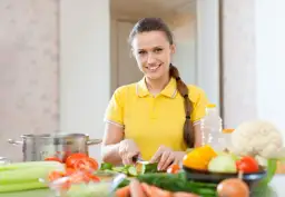 Catering w domu: Jak legalnie zacząć i zarabiać? Sanepid, PKD, ZUS