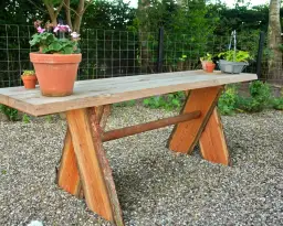 Jak zrobić blat stołu ogrodowego? Przewodnik DIY i porównanie materiałów