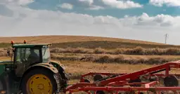  Jakie prawo jazdy potrzebne na traktor z przyczepą? Wszystko o uprawnieniach na ciągnik rolniczy