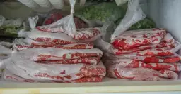 Ile czasu mrozić mięso? Konkretne terminy i porady eksperta.