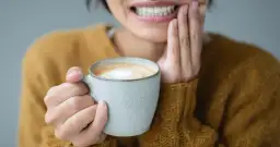 Kawa po wyrwaniu zęba: Kiedy pić? Uniknij suchego zębodołu!