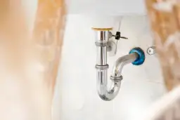 Jak zamontować kolanko pod zlewem bez błędów i problemów z wyciekami