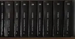 Grzbiety książek z numerami od 25 do 33, "Dzieła Józefa Mackiewicza". Może to być jedna z przyczyn długiego oczekiwania na odpowiedź z redakcji literackiej – tyle materiału do przejrzenia!