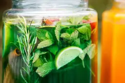 Czy domowy syrop z mięty przebije jakością te sklepowe produkty?