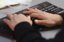 Mistycyzm przy klawiaturze. O duchowych tropach, które prowadzą graczy przez świat rozrywki online