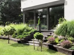 Jak obsadzić skarpę przy tarasie? Skuteczne sposoby na piękne i trwałe umocnienie zboczy