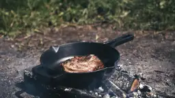 Patelnia na ognisko: Jak wybrać idealną? Żeliwo vs Stal