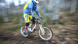 Enduro czy downhill: który rower lepiej spełni Twoje oczekiwania?