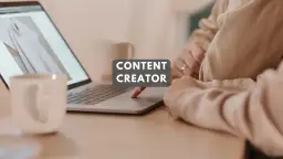 Content designer kto to? Osoba tworząca treści na laptopie, z kubkiem kawy obok.