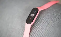 Czy Mi Band 6 ma aparat? Jak włączyć i korzystać z funkcji fotograficznych