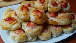 Zaskocz gości ślimakami z ciasta francuskiego z parówką - hit imprezy