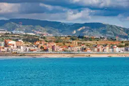 Widok na miasto Reggio di Calabria z pociągiem wzdłuż wybrzeża i błękitnym morzem.