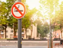 Palenie na chodniku w Polsce: Czy to legalne? Uniknij mandatu!