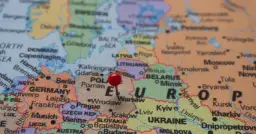 Czerwona pinezka na mapie Europy wskazuje Warszawę. Odległość z Polski do Szwecji w linii prostej jest niewielka, widać Bałtyk.