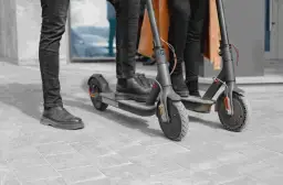 Czy hulajnoga elektryczna to motorower? Poznaj przepisy i uprawnienia