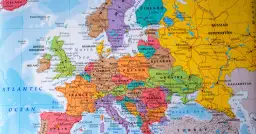 Mapa Europy z zaznaczoną Francją, która graniczy z Hiszpanią, Włochami, Szwajcarią, Niemcami, Luksemburgiem, Belgią i Wielką Brytanią.