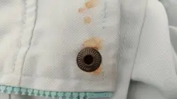 Jak usunąć rdzę z ubrań? Domowe i sklepowe sposoby