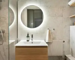 Lustro do małej łazienki: Jak optycznie powiększyć przestrzeń?