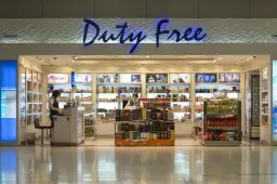 Co kupić na lotnisku w Dubaju: najtańsze zakupy w strefie bezcłowej