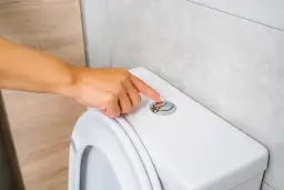 Jak naprawić spłuczkę w toalecie - proste rozwiązania na problemy