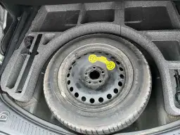 Koło zapasowe w bagażniku Forda S-Max, z narzędziami.