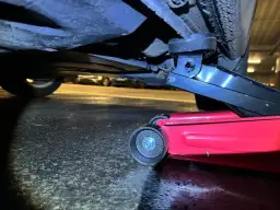 Gdzie podłożyć lewarek w Golfie 4, aby uniknąć uszkodzeń?