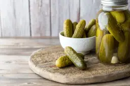 Jakie przyprawy do kiszenia ogórków, aby uzyskać idealny smak?