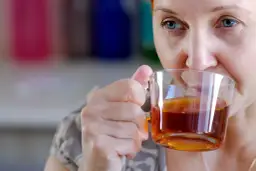 Moczopędne napoje: Co pić, by bezpiecznie usunąć nadmiar wody?