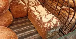 Chleb krojony w Biedronce, świeży i pachnący, idealny na kanapki. Zastanawiasz się, ile kosztuje chleb krojony w Biedronce?