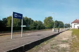 Stacja kolejowa Łeba. Zastanawiasz się, ile mieszkańców ma Łeba? To urokliwe miasto nad Bałtykiem.